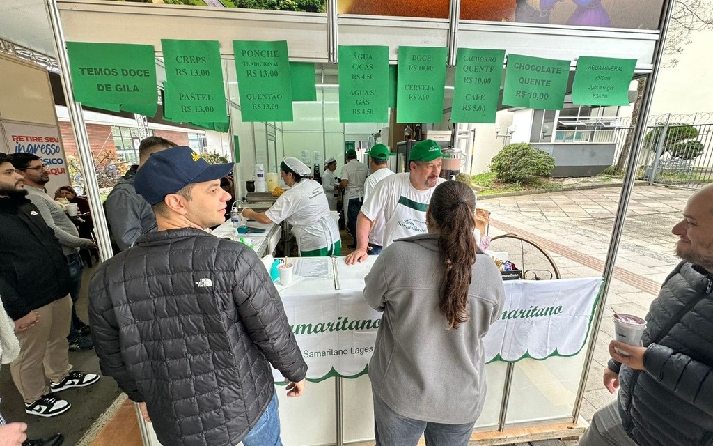 Rua coberta se transforma em praça gastronômica com sabores típicos na 35ª Festa Nacional do Pinhão
