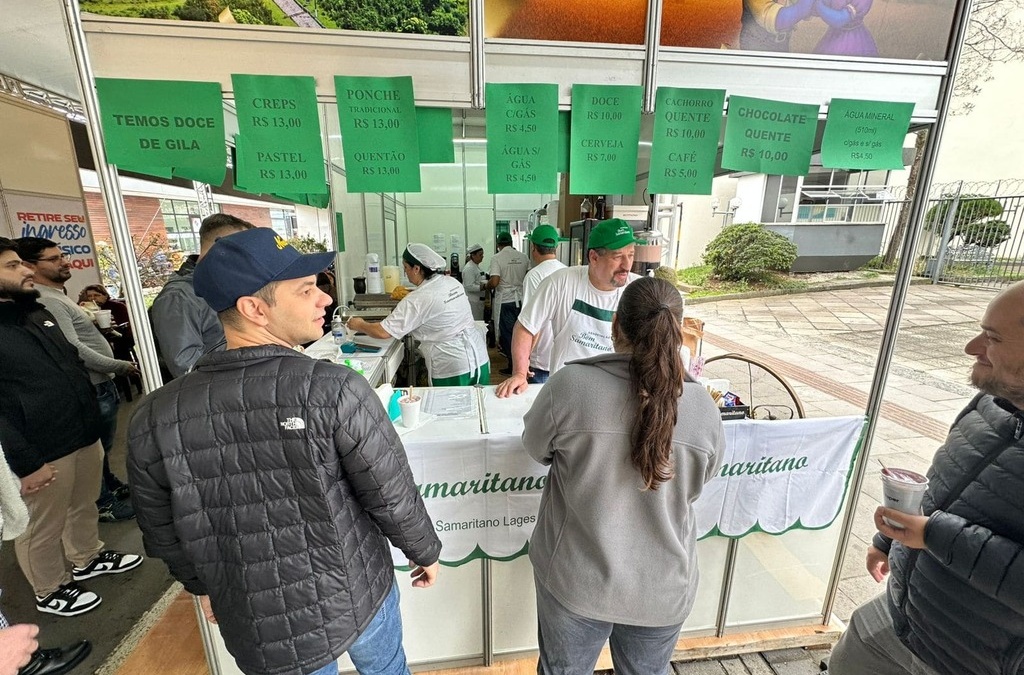 Rua coberta se transforma em praça gastronômica com sabores típicos na 35ª Festa Nacional do Pinhão