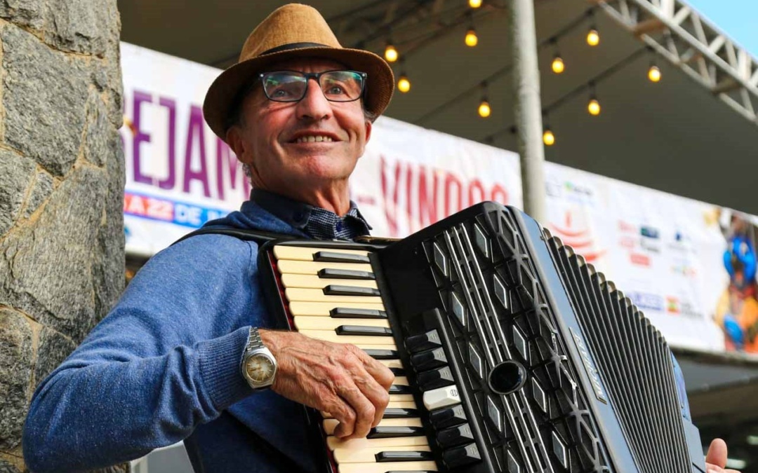 João Maria e seu acordeon garantem a animação nos intervalos das atrações do Recanto do Pinhão