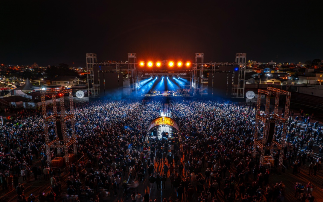 Primeira noite de shows nacionais reúne mais de 16 mil pessoas no Estádio Municipal Vidal Ramos Júnior