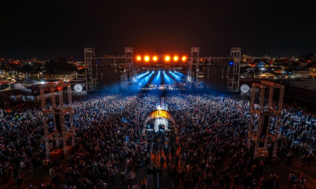 Primeira noite de shows nacionais reúne mais de 16 mil pessoas no Estádio Municipal Vidal Ramos Júnior