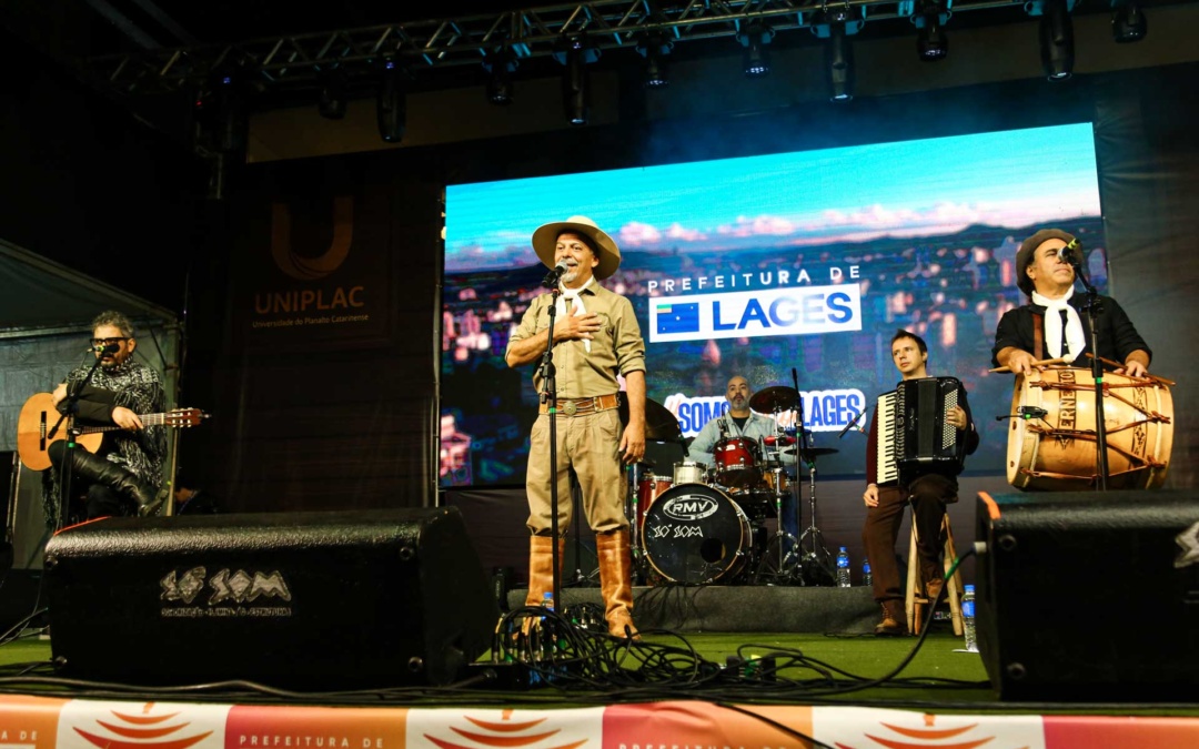 Artistas animam o público e espantam o frio no 14º dia de Festa do Pinhão