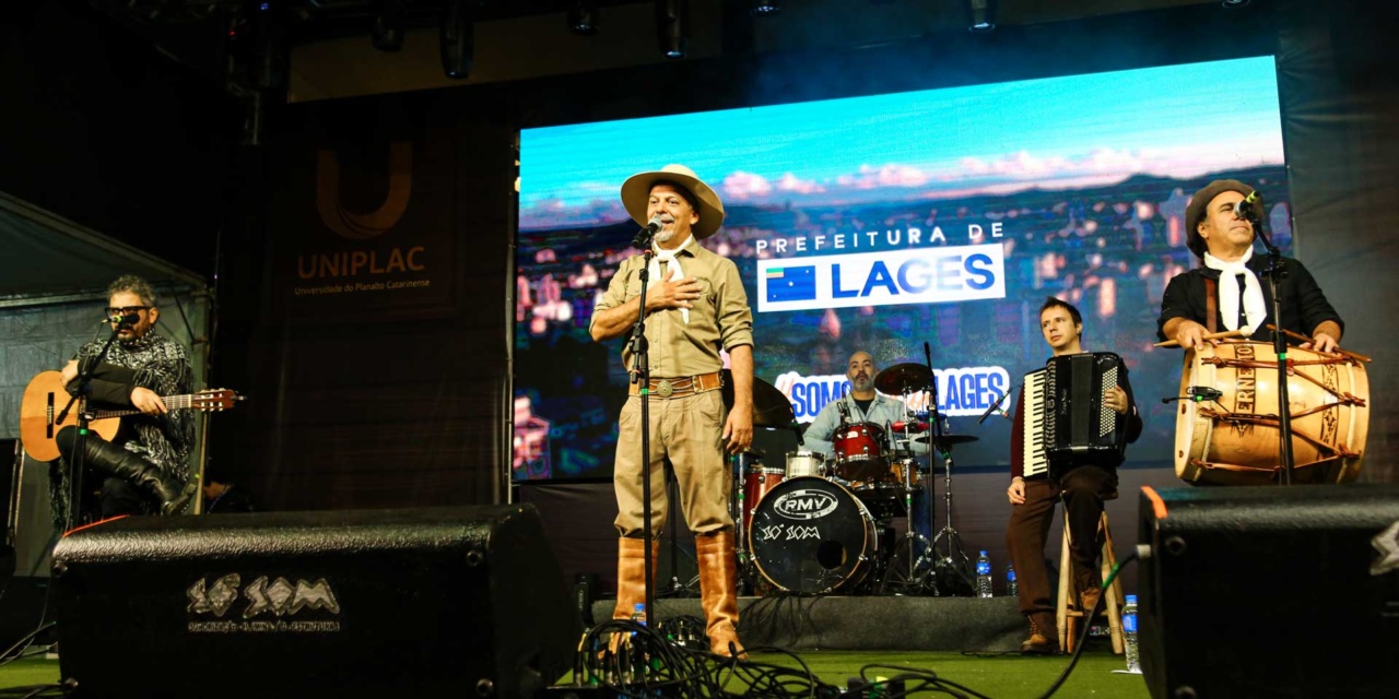 Artistas animam o público e espantam o frio no 14º dia de Festa do Pinhão