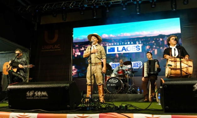 Artistas animam o público e espantam o frio no 14º dia de Festa do Pinhão