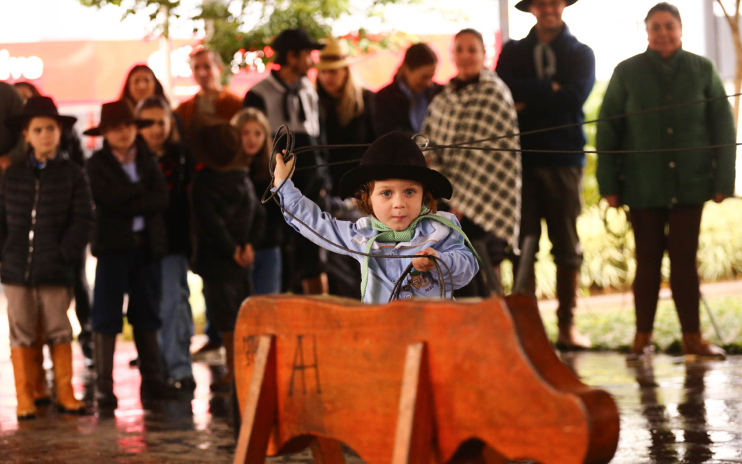 Laçada de Vaca Parada resgata as raízes da Festa Nacional do Pinhão e promove a inclusão de crianças com deficiências