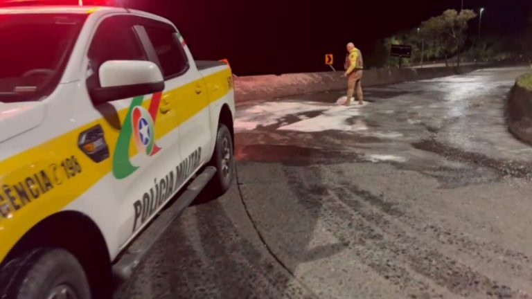 Gelo na pista interdita Serra Rio do Rastro