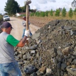 Secretaria de Obras realiza manutenção na estrada geral da Casa Vermelha