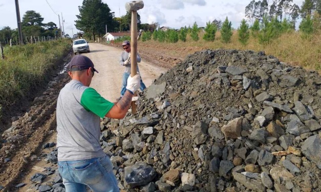 Secretaria de Obras realiza manutenção na estrada geral da Casa Vermelha