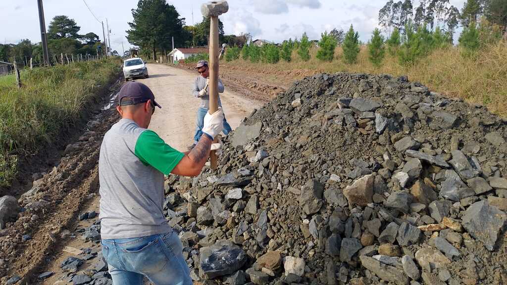 Secretaria de Obras realiza manutenção na estrada geral da Casa Vermelha