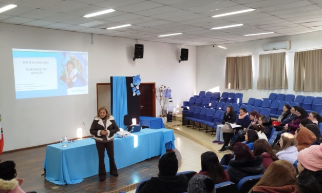 PALESTRA SOBRE EDUCAR NA DIVERSIDADE REÚNE PROFESSORES EM BOCAINA DO SUL