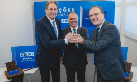 Com 100% dos votos, Seleme é eleito presidente da FIESC