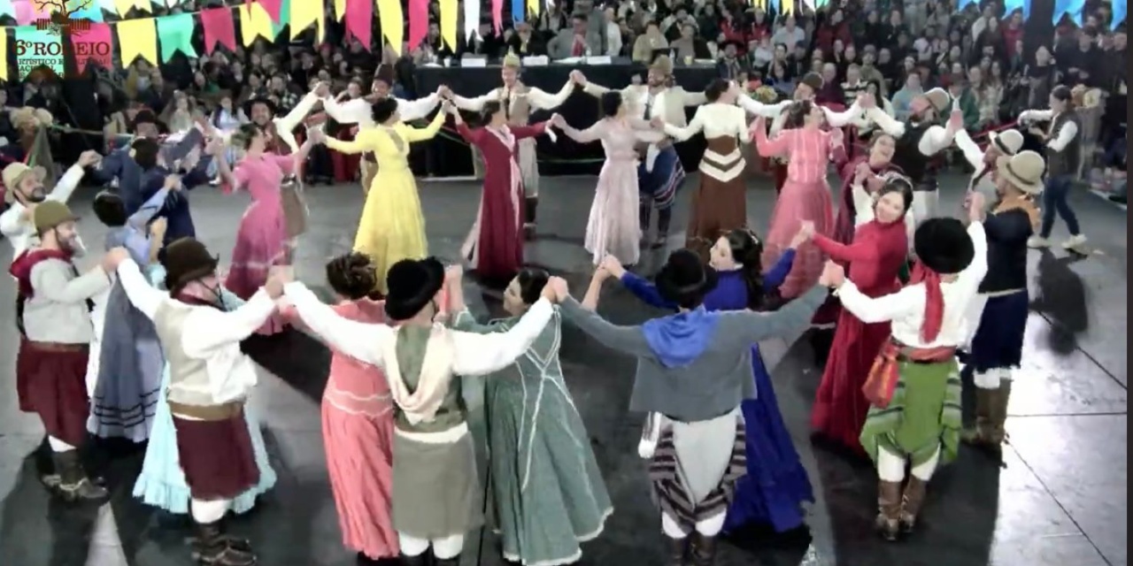 INVERNADA ADULTA DO CTG BARBICACHO COLORADO CONQUISTA O PENTACAMPEONATO NO RODEIO ARTÍSTICO DE ABDON BATISTA