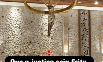 Comunidade do Guarujá faz protesto ao Bispo durante a Missa