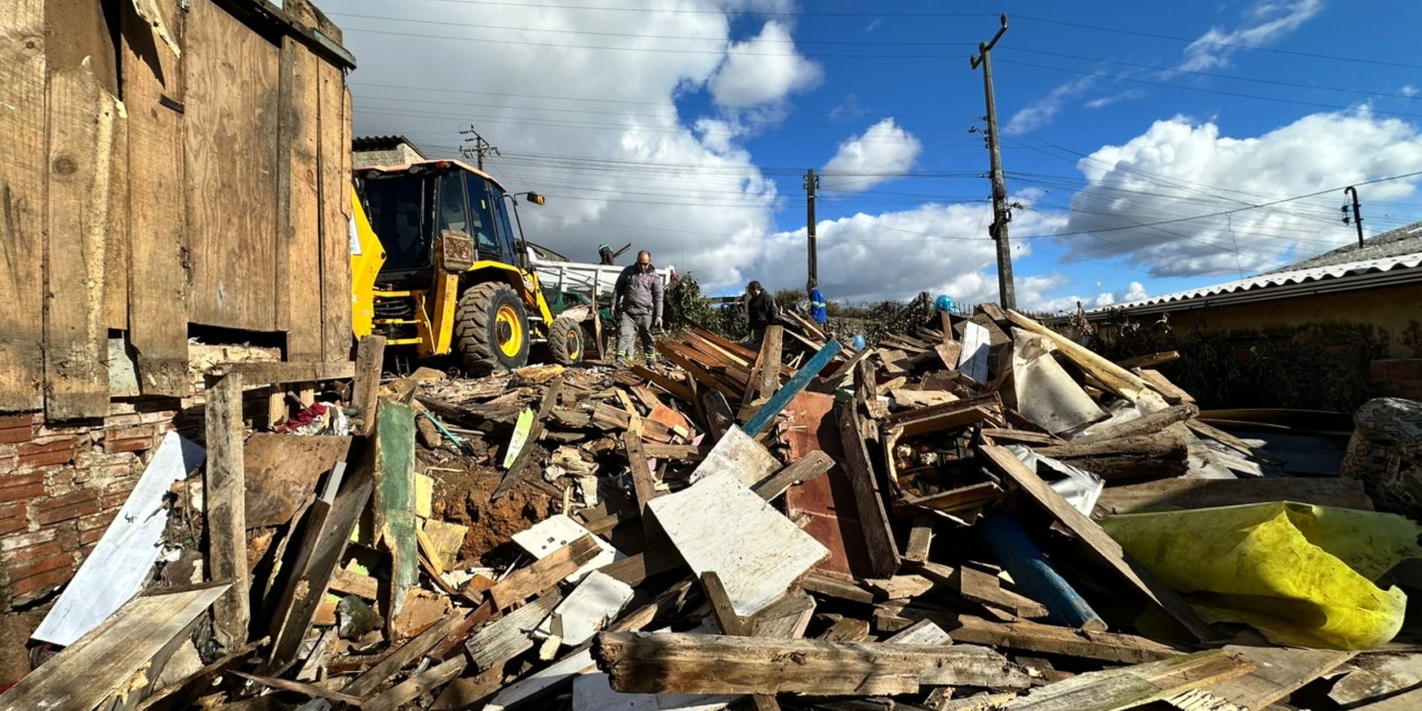 Casa destruída pelos ventos no bairro Santa Mônica será reconstruída com apoio da Prefeitura de Lages