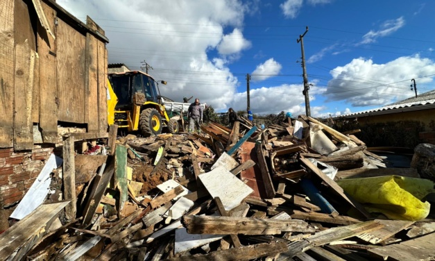 Casa destruída pelos ventos no bairro Santa Mônica será reconstruída com apoio da Prefeitura de Lages