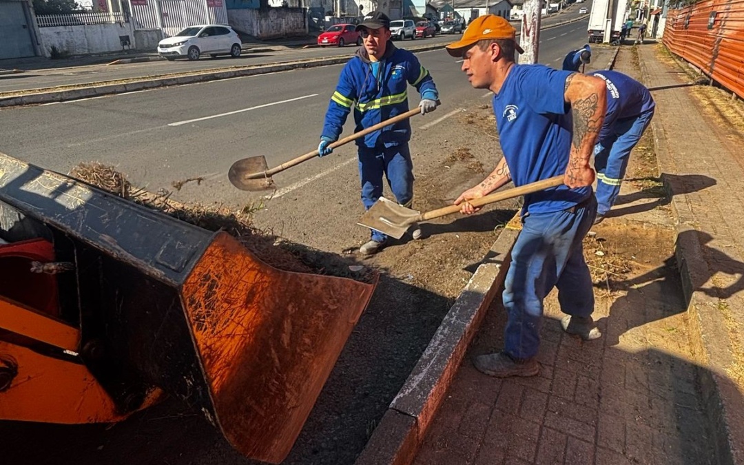 Secretaria de Serviços Públicos atua em várias frentes de trabalho nesta segunda-feira