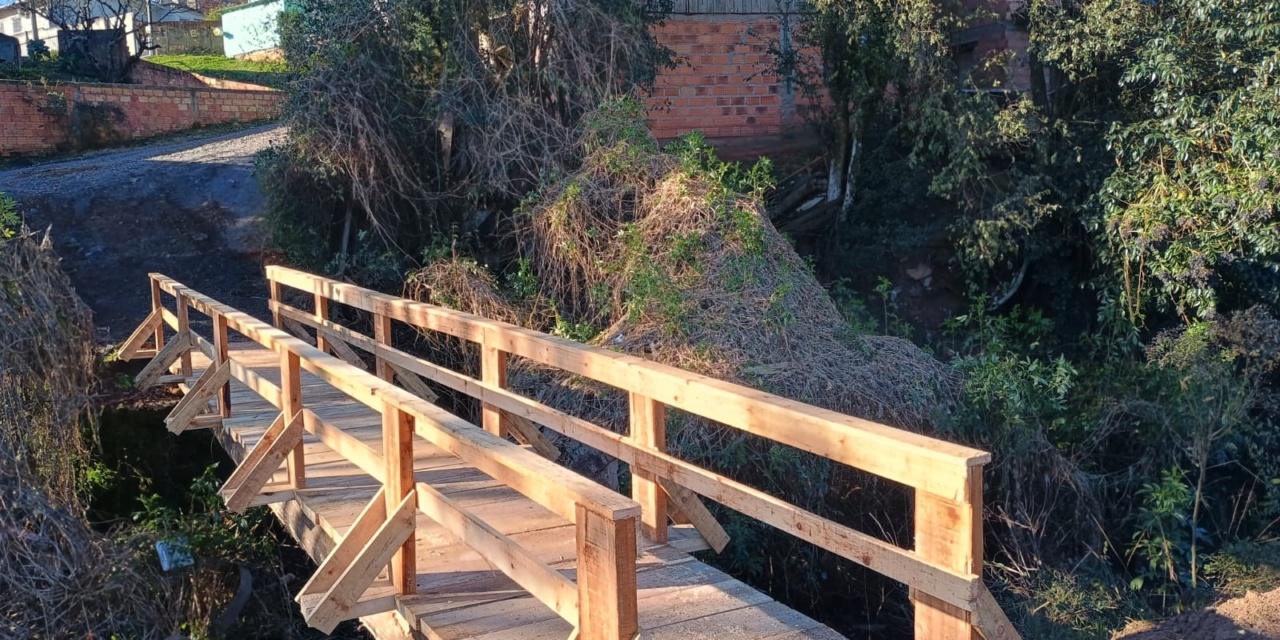 Com comunidade atendida no bairro Araucária, mais uma passarela de pedestres é entregue pela Prefeitura