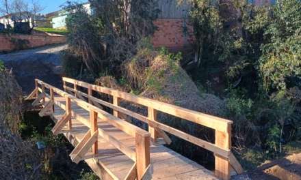 Com comunidade atendida no bairro Araucária, mais uma passarela de pedestres é entregue pela Prefeitura