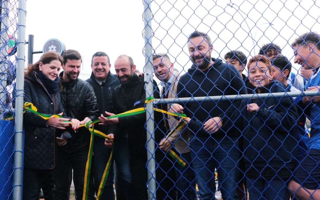 Nova quadra de grama sintética é inaugurada no bairro Araucária e amplia opções de esporte seguro para a comunidade