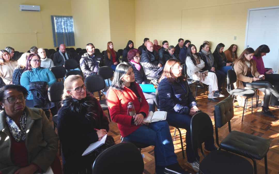 Secretaria da Assistência Social de Lages promove sensibilização sobre pessoas em situação de rua junto à Secretaria da Educação