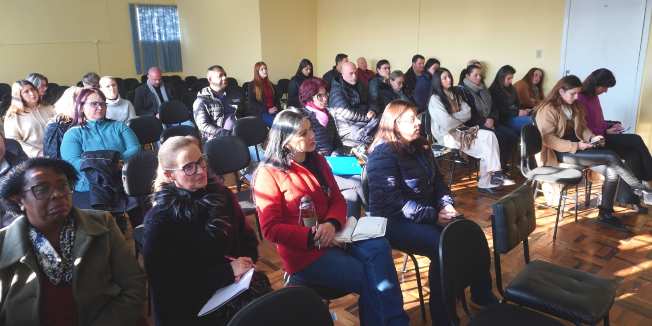 Secretaria da Assistência Social de Lages promove sensibilização sobre pessoas em situação de rua junto à Secretaria da Educação