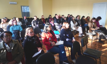 Secretaria da Assistência Social de Lages promove sensibilização sobre pessoas em situação de rua junto à Secretaria da Educação