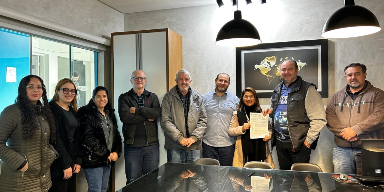 Correia Pinto: prefeita Lúcia Ortiz assina ordem de serviço para termino do asfalto da Rua Guatemala