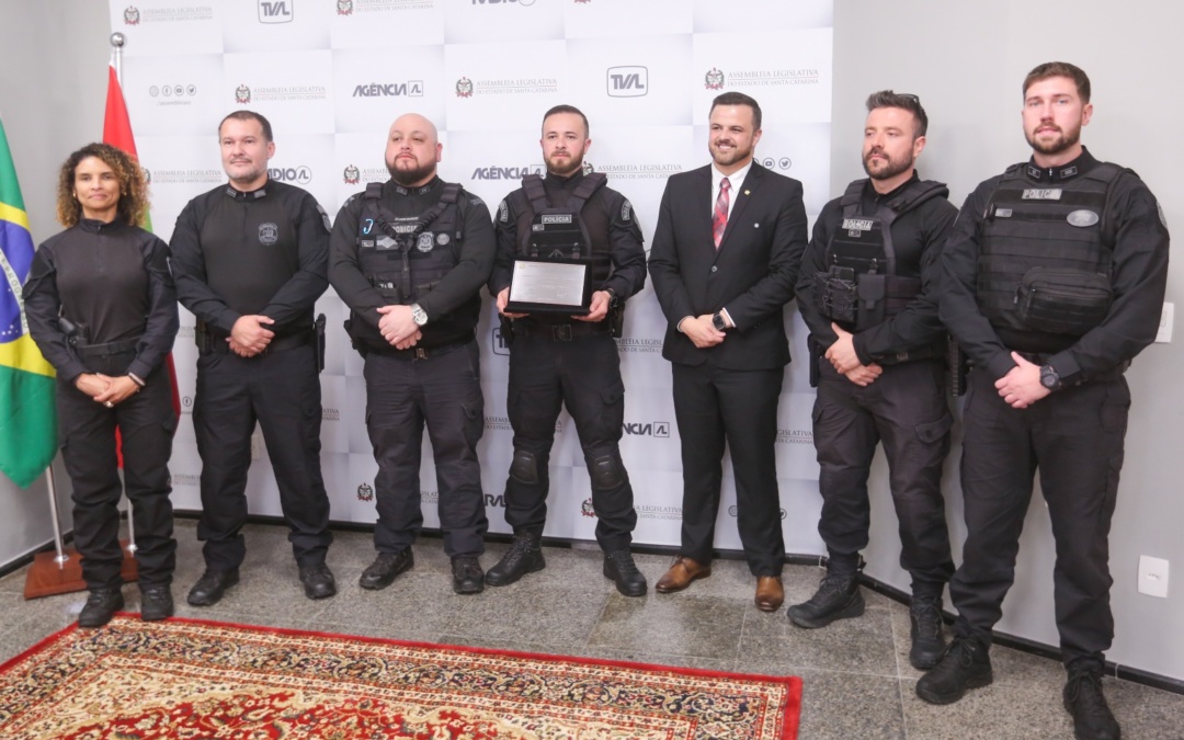 Lucas Neves homenageia policial penal por ato de bravura em Lages