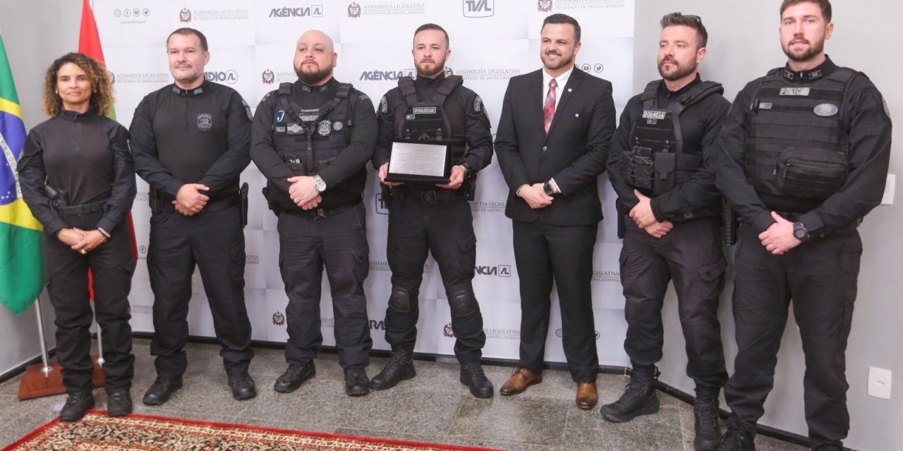 Lucas Neves homenageia policial penal por ato de bravura em Lages