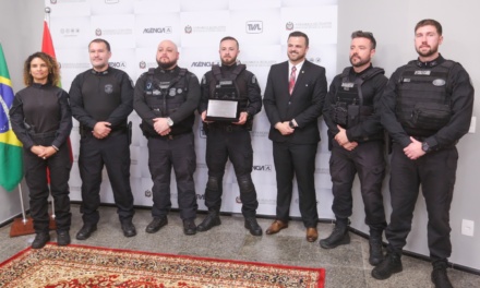 Lucas Neves homenageia policial penal por ato de bravura em Lages