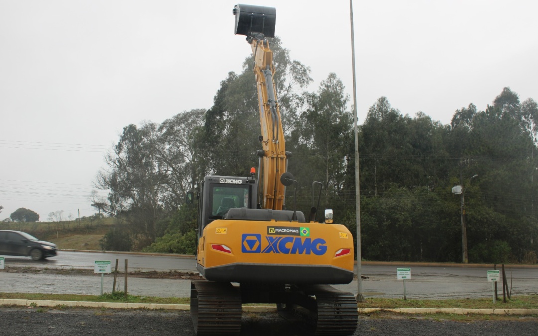 Otacílio Costa recebe escavadeira hidráulica fruto de parceria com o Governo do Estado