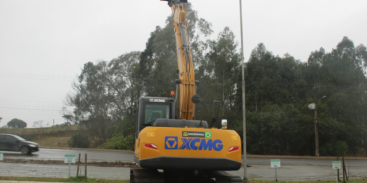 Otacílio Costa recebe escavadeira hidráulica fruto de parceria com o Governo do Estado