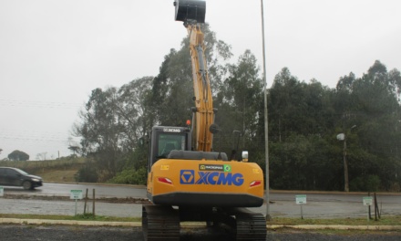 Otacílio Costa recebe escavadeira hidráulica fruto de parceria com o Governo do Estado