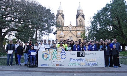 Atletas lageanos que brilharam em competições recentes são homenageados na Prefeitura