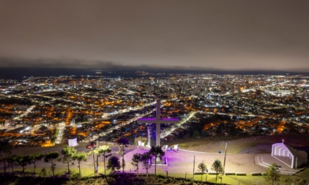 Agosto Lilás: Lages tem pontos turísticos iluminados na cor lilás para alertar população ao fim da violência contra as mulheres e meninas
