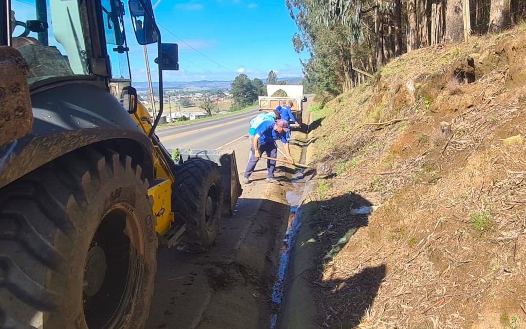Após chuvas, avenida Santa Catarina passa por manutenção e limpeza