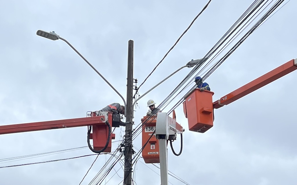 Celesc realiza força-tarefa para remoção de cabos inutilizados com apoio da Prefeitura de Lages