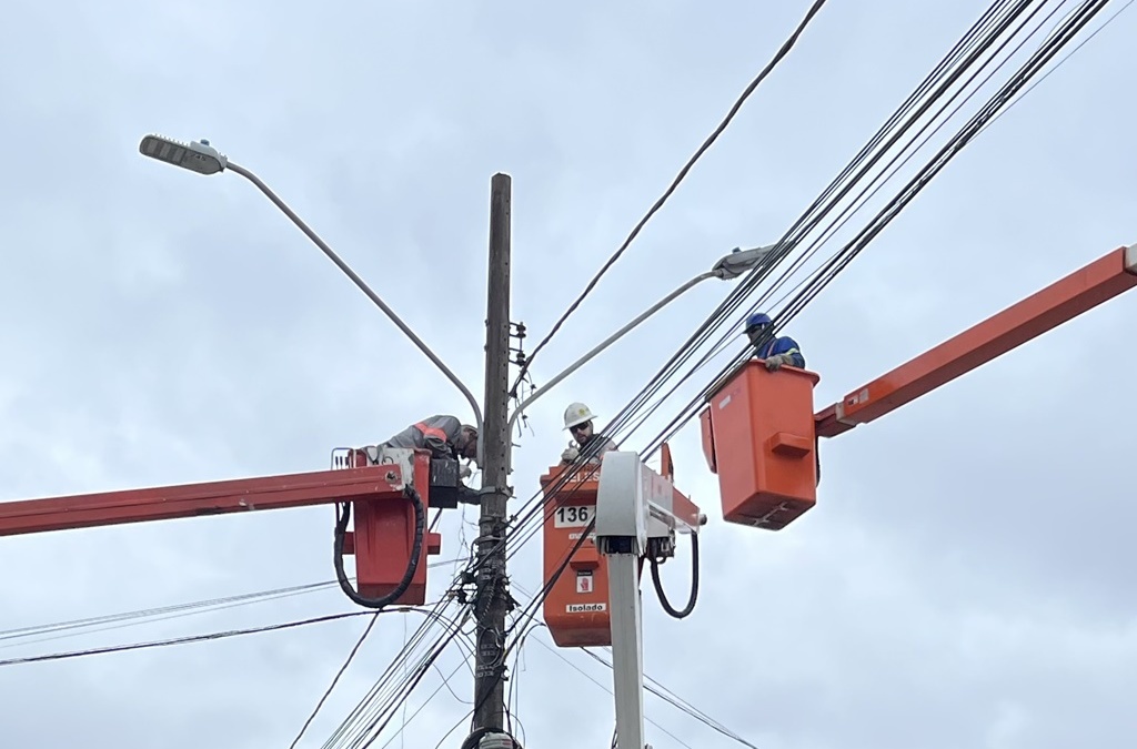 Celesc realiza força-tarefa para remoção de cabos inutilizados com apoio da Prefeitura de Lages