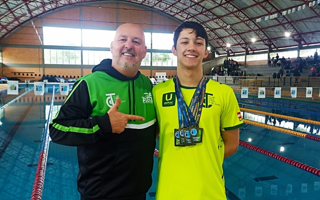 Gabriel Nerbass conquista três ouros e uma prata no Estadual Absoluto de Natação em Florianópolis