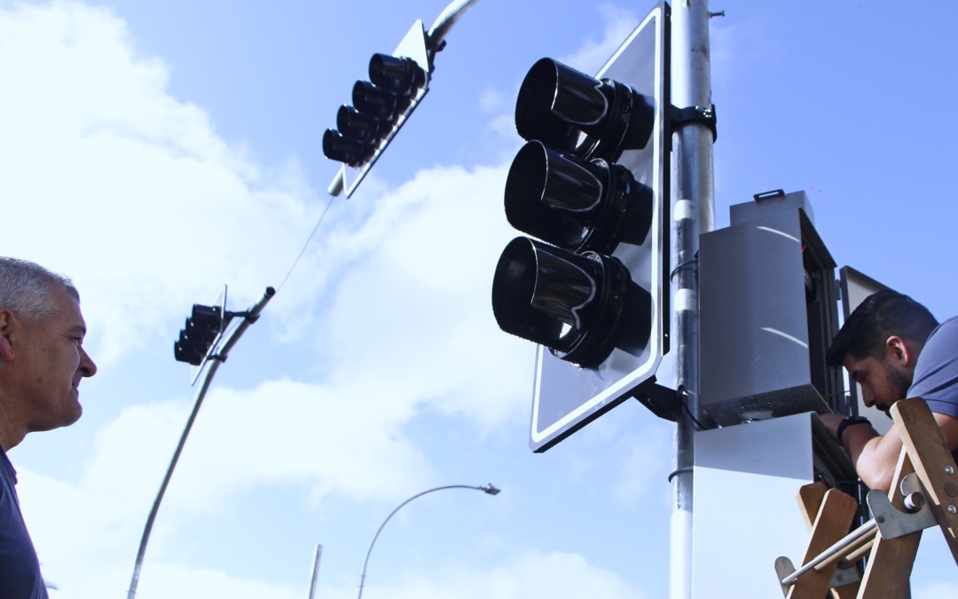 Instalada as câmeras do semáforo inteligente na esquina da Rua Frei Gabriel com a Avenida Belisário Ramos