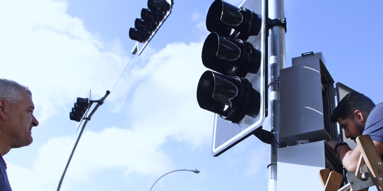 Instalada as câmeras do semáforo inteligente na esquina da Rua Frei Gabriel com a Avenida Belisário Ramos