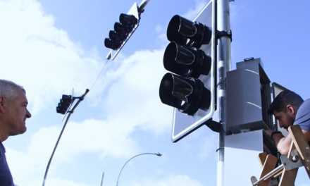 Instalada as câmeras do semáforo inteligente na esquina da Rua Frei Gabriel com a Avenida Belisário Ramos