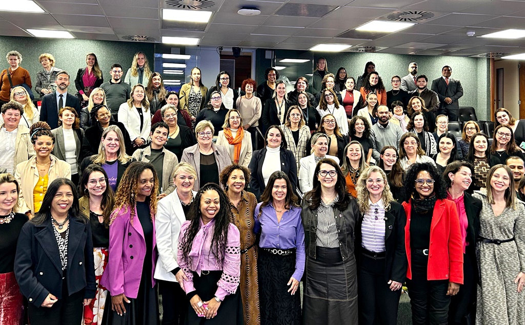 Lages apresenta iniciativas pioneiras no combate à violência contra a mulher em seminário internacional na Alesc