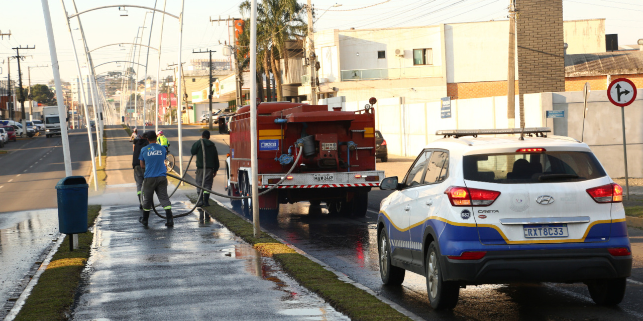 Limpeza intensiva prepara Avenida Duque de Caxias para o desfile de 7 de Setembro