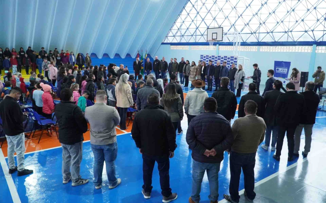 No Dia do Estudante, Secretaria da Educação entrega reforma do ginásio da Emeb Nossa Senhora dos Prazeres