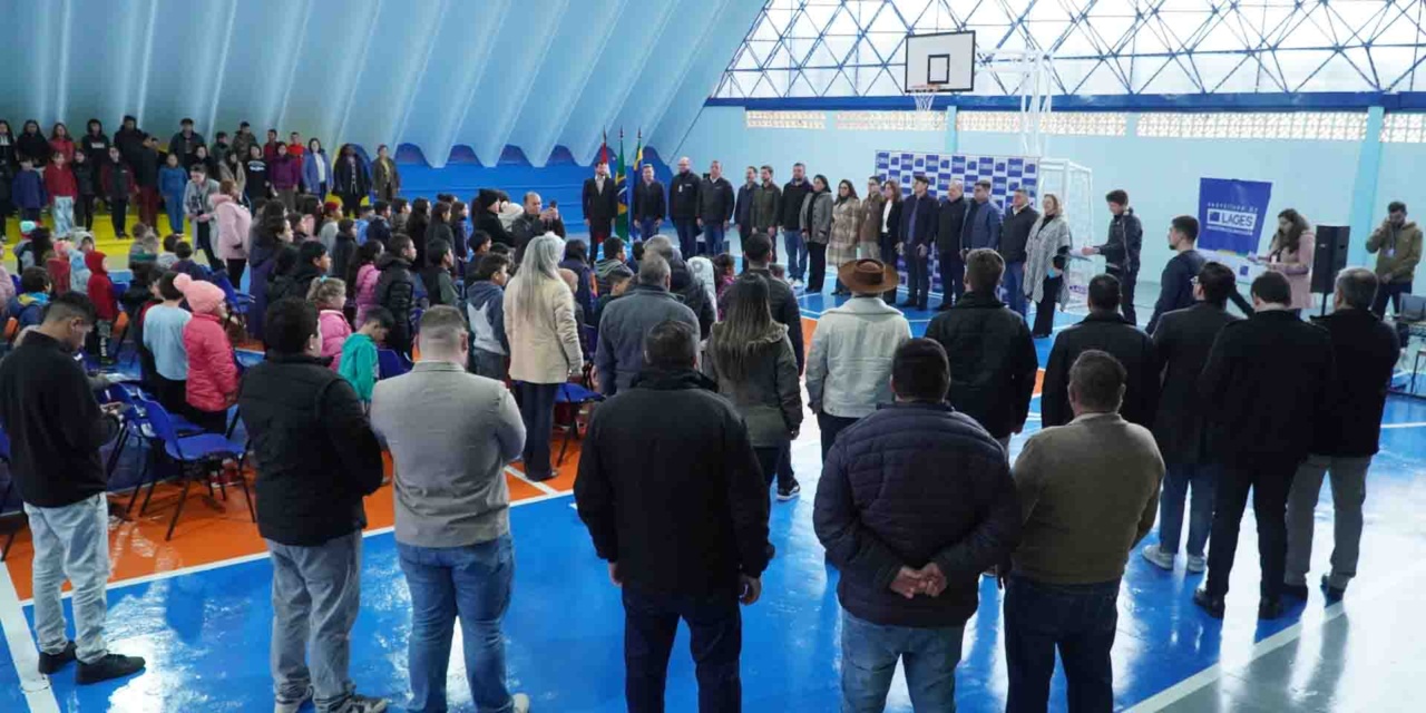 No Dia do Estudante, Secretaria da Educação entrega reforma do ginásio da Emeb Nossa Senhora dos Prazeres