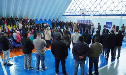 No Dia do Estudante, Secretaria da Educação entrega reforma do ginásio da Emeb Nossa Senhora dos Prazeres