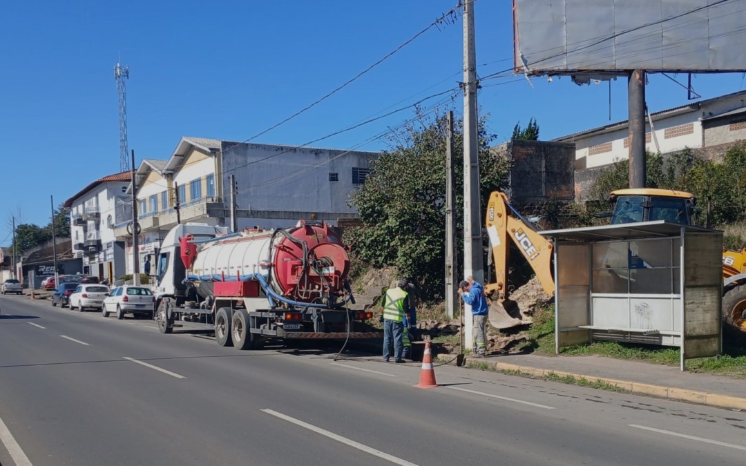 Operação conjunta alerta para o descarte irregular em redes de drenagem