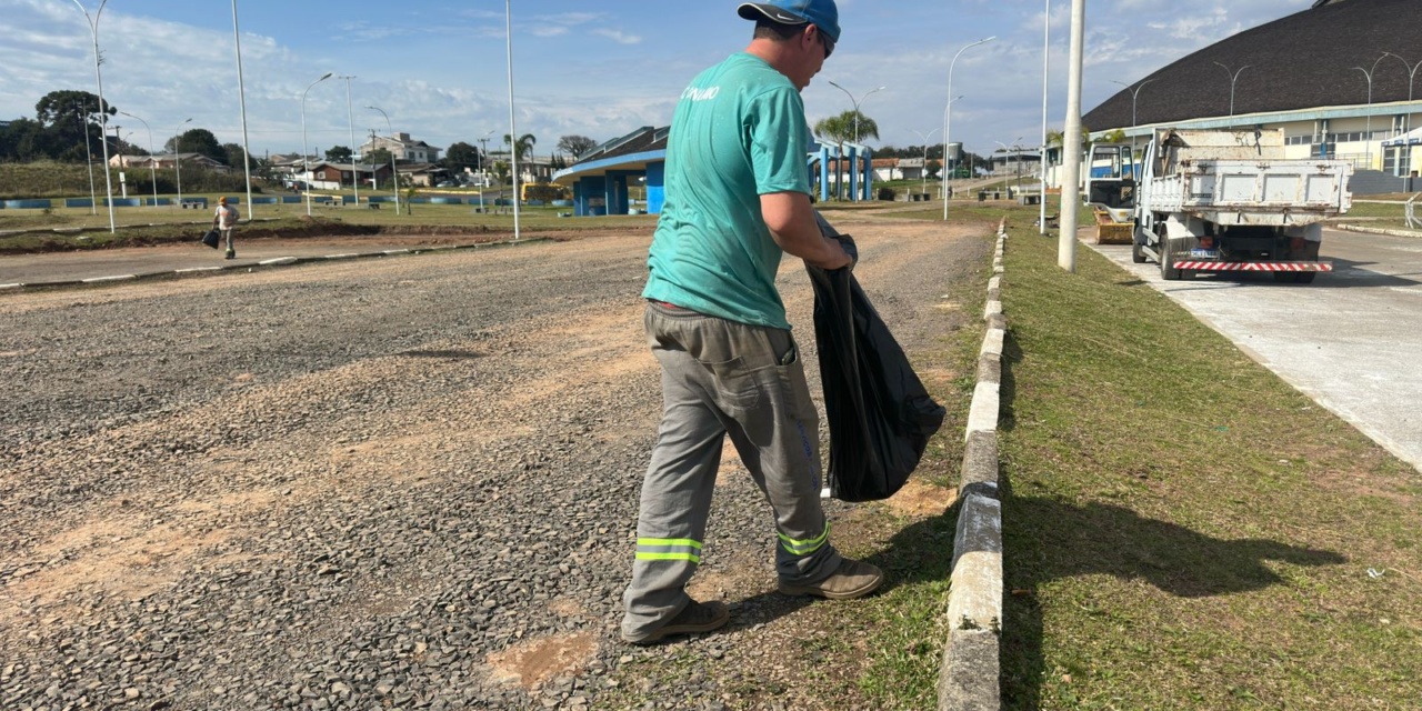 Plantio de gramado é finalizado na Praça do CEU e Secretaria de Serviços Públicos realiza ações de manutenção em diversos pontos da cidade