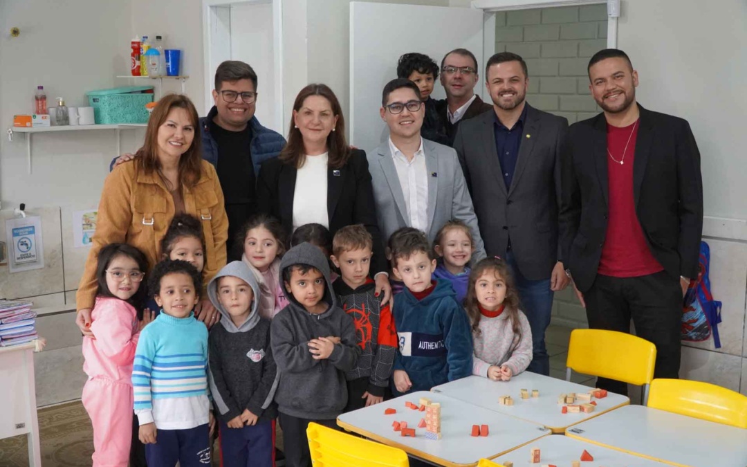 Prefeitura de Lages realiza ato de entrega simbólico de 100 lousas de vidro as unidades do Sistema Municipal de Educação
